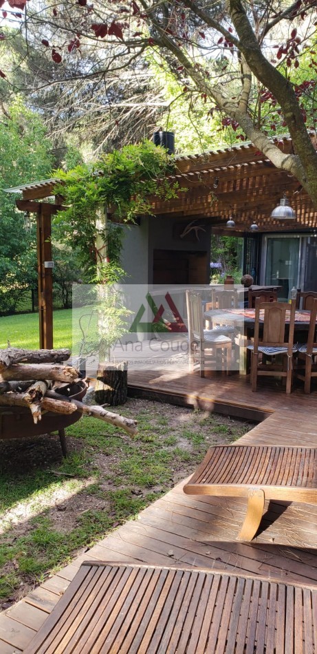 Lindisima casa en Carilo en esplendido entorno de bosque con capacidad para 10 personas