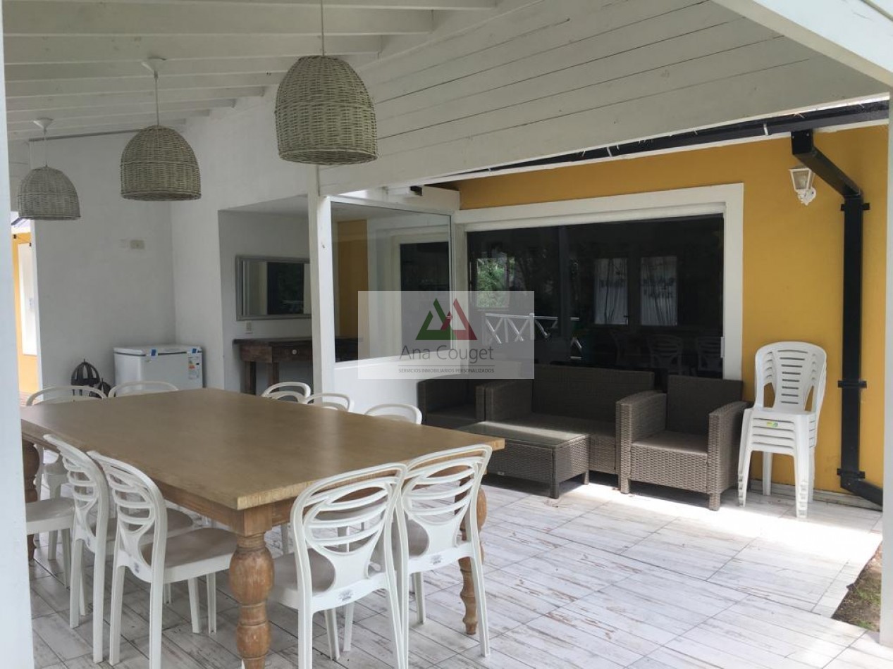 Lindisima casa con pileta en magnifico entorno de bosque