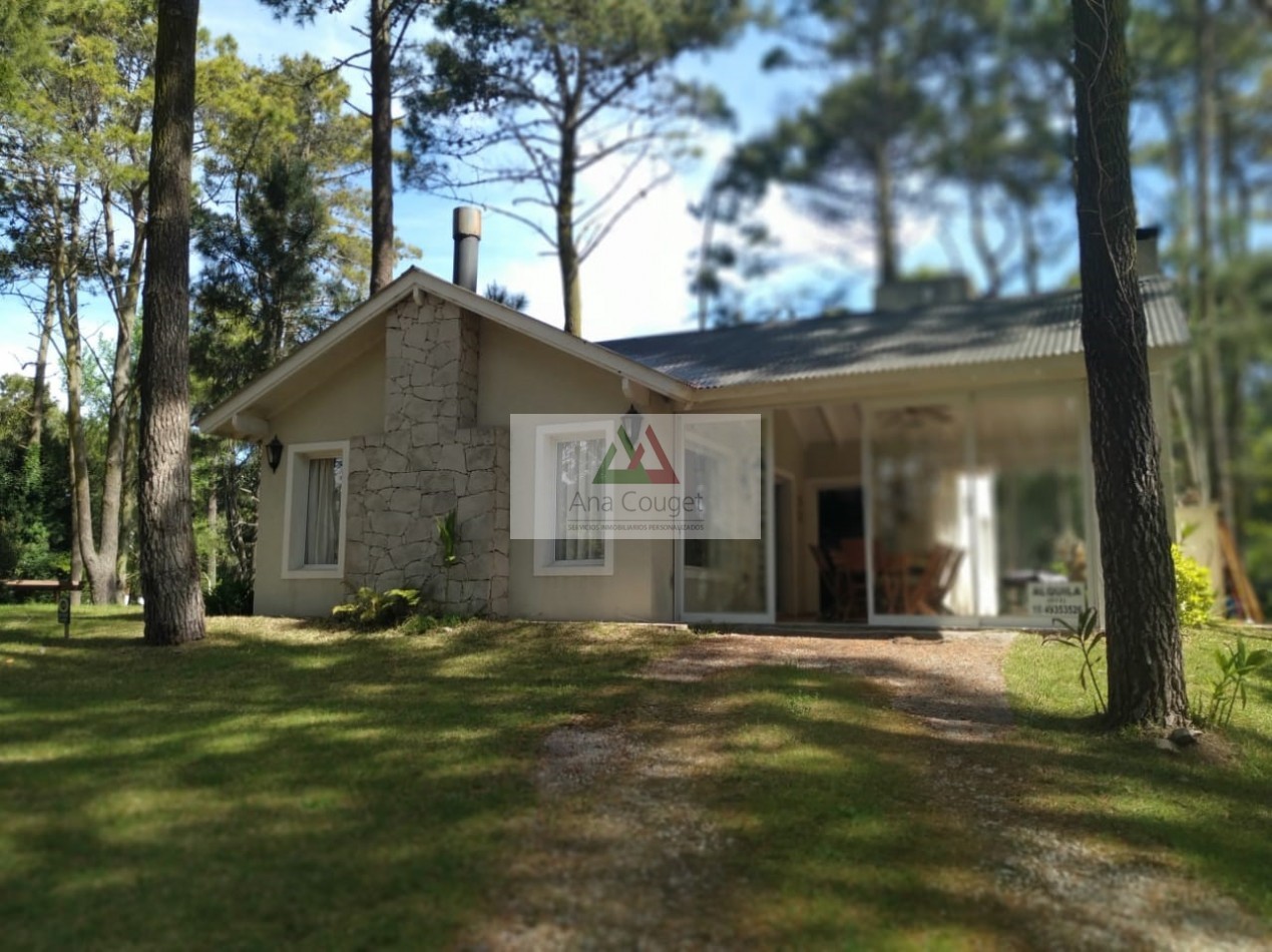 Excelente casa de 3 dormitorios, living comedor con hogar, parrilla.