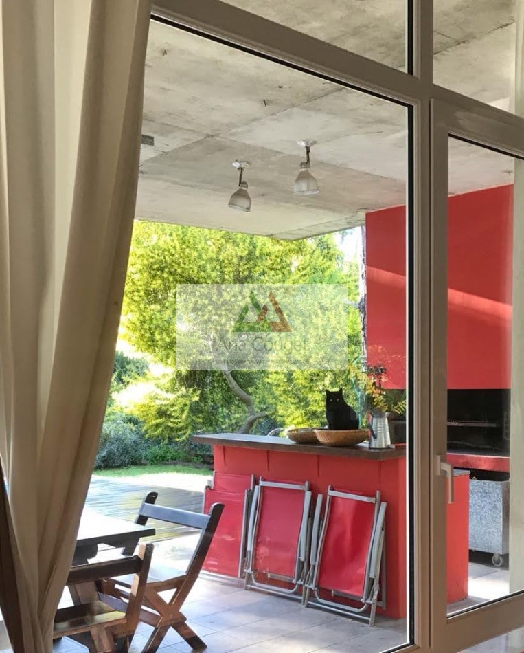 Lindisima casa con pileta en el bosque de Carilo.