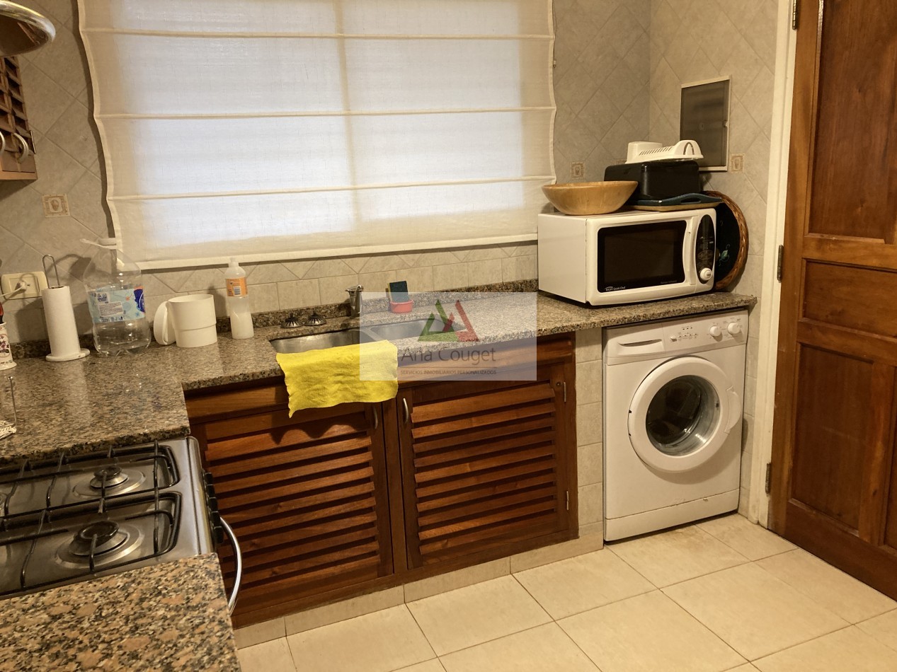 Excelente casa de 3 dormitorios, living comedor con hogar, parrilla.