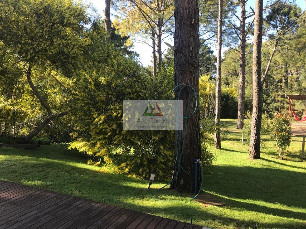 Lindisima casa con pileta en el bosque de Carilo.