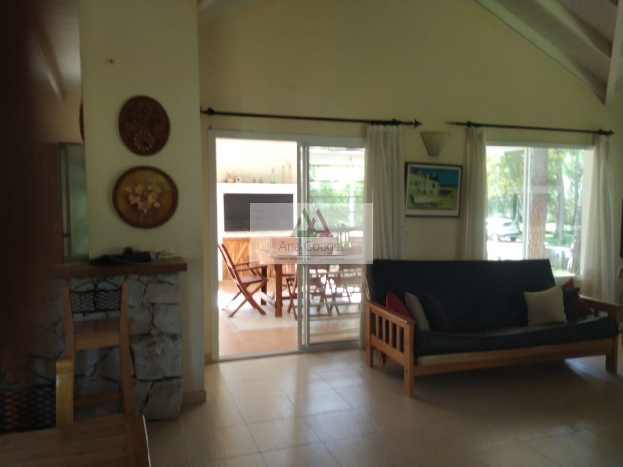 Excelente casa de 3 dormitorios, living comedor con hogar, parrilla.
