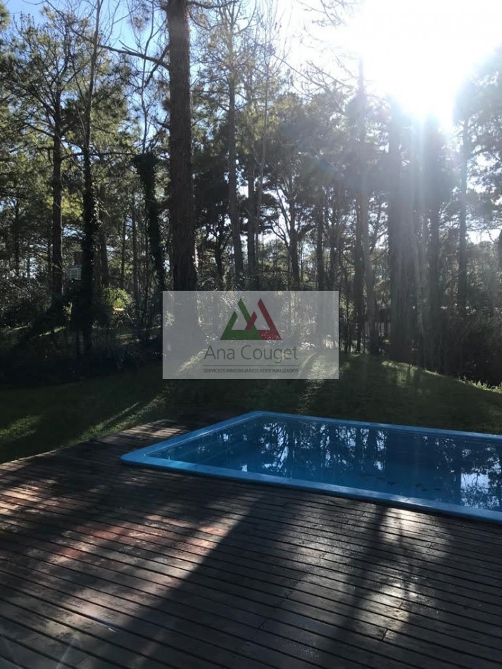 Lindisima casa con pileta en el bosque de Carilo.