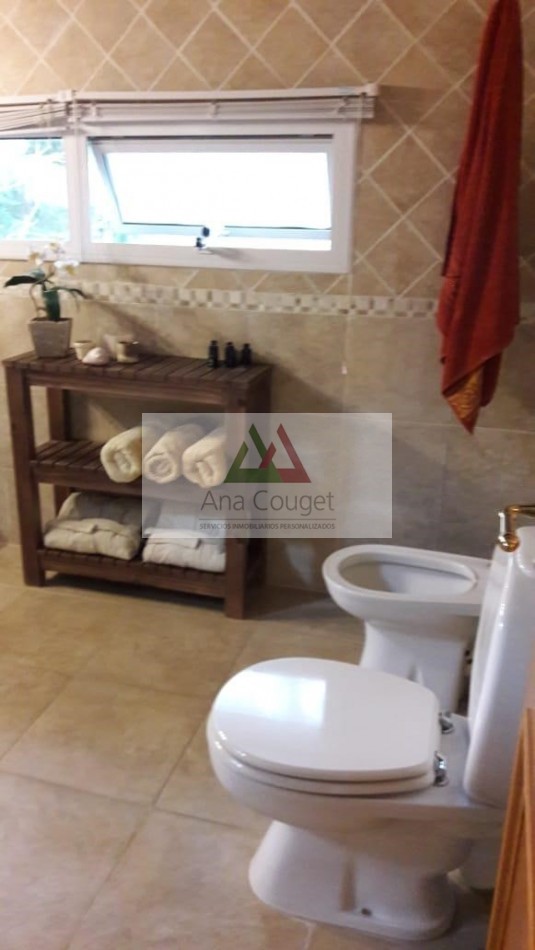 Muy linda casa en Carilo con gran parque y piscina climatizada