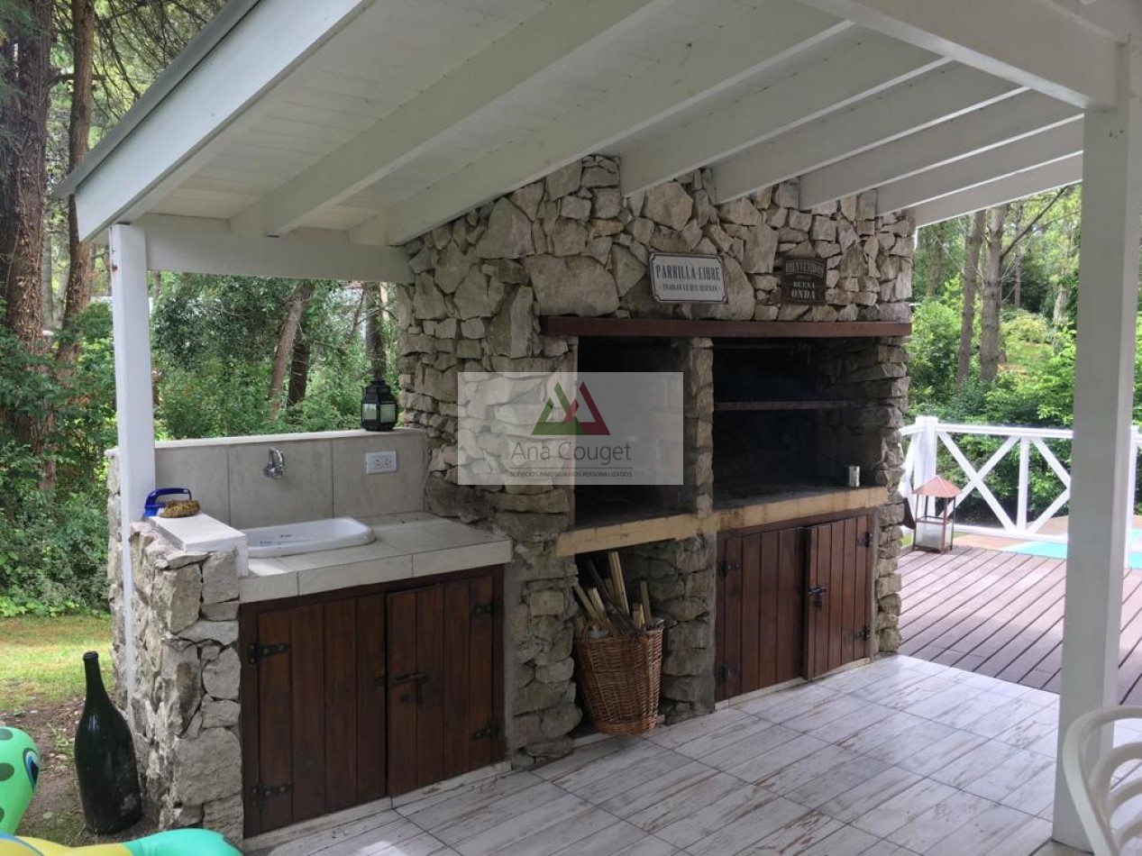 Lindisima casa con pileta en magnifico entorno de bosque