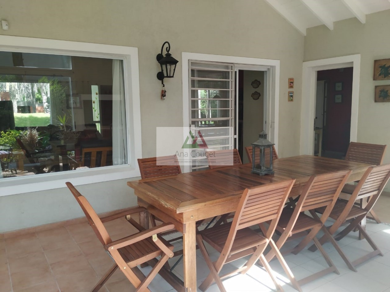 Excelente casa de 3 dormitorios, living comedor con hogar, parrilla.