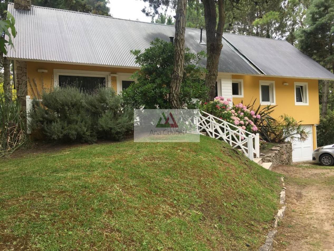 Lindisima casa con pileta en magnifico entorno de bosque