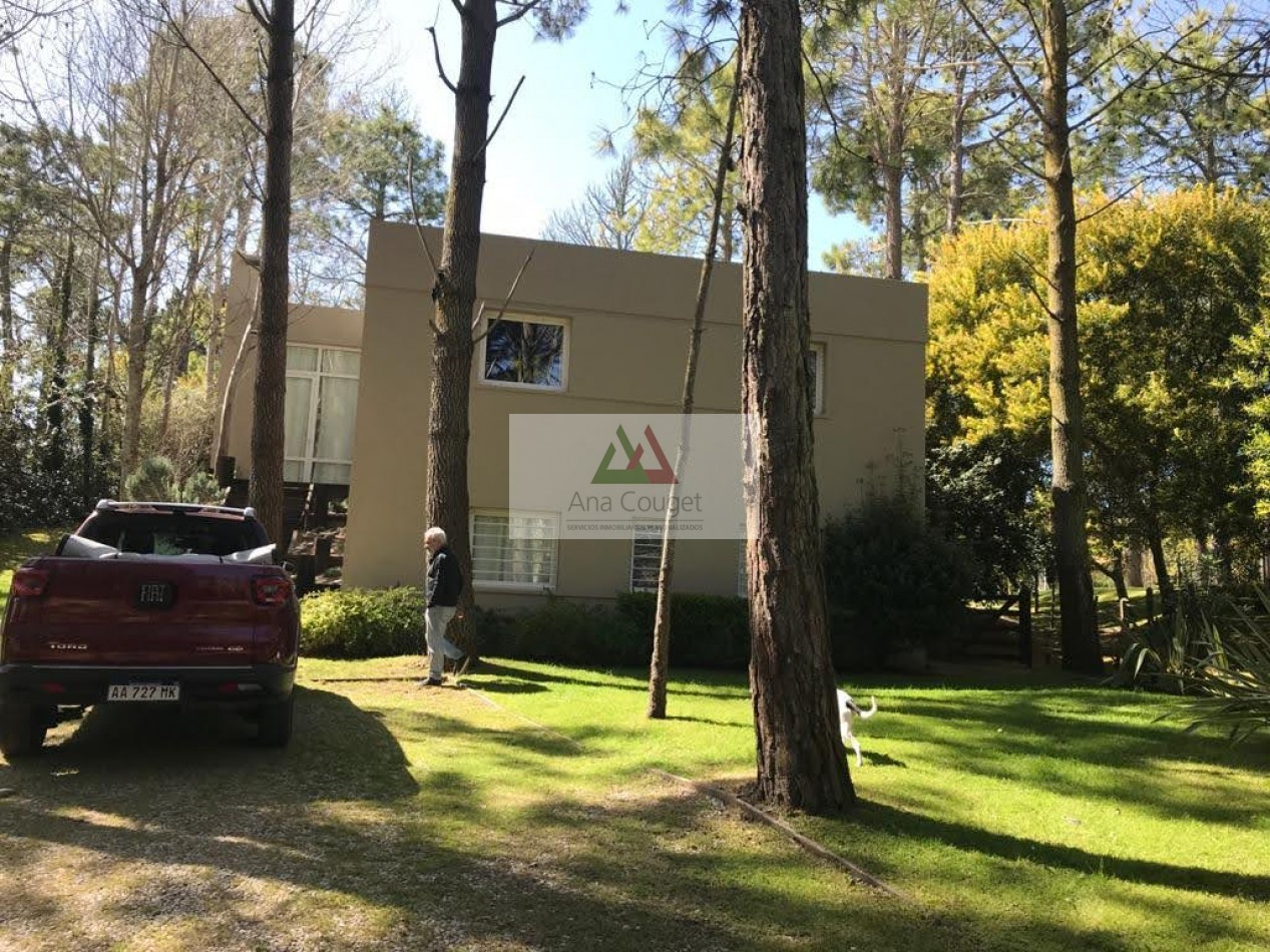 Lindisima casa con pileta en el bosque de Carilo.