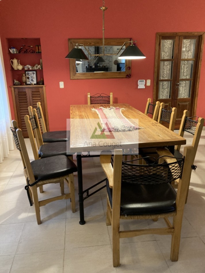 Excelente casa de 3 dormitorios, living comedor con hogar, parrilla.