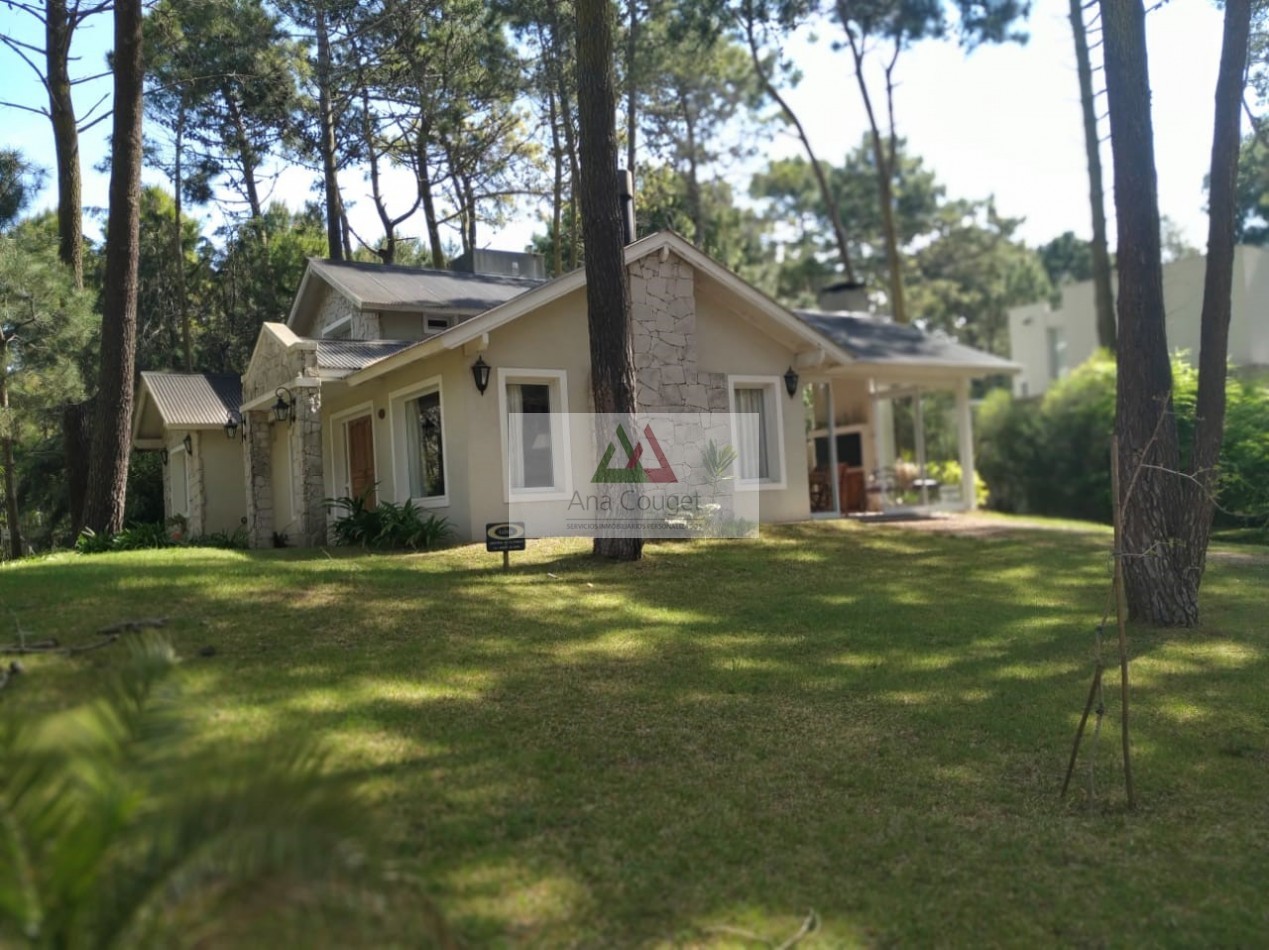 Excelente casa de 3 dormitorios, living comedor con hogar, parrilla.