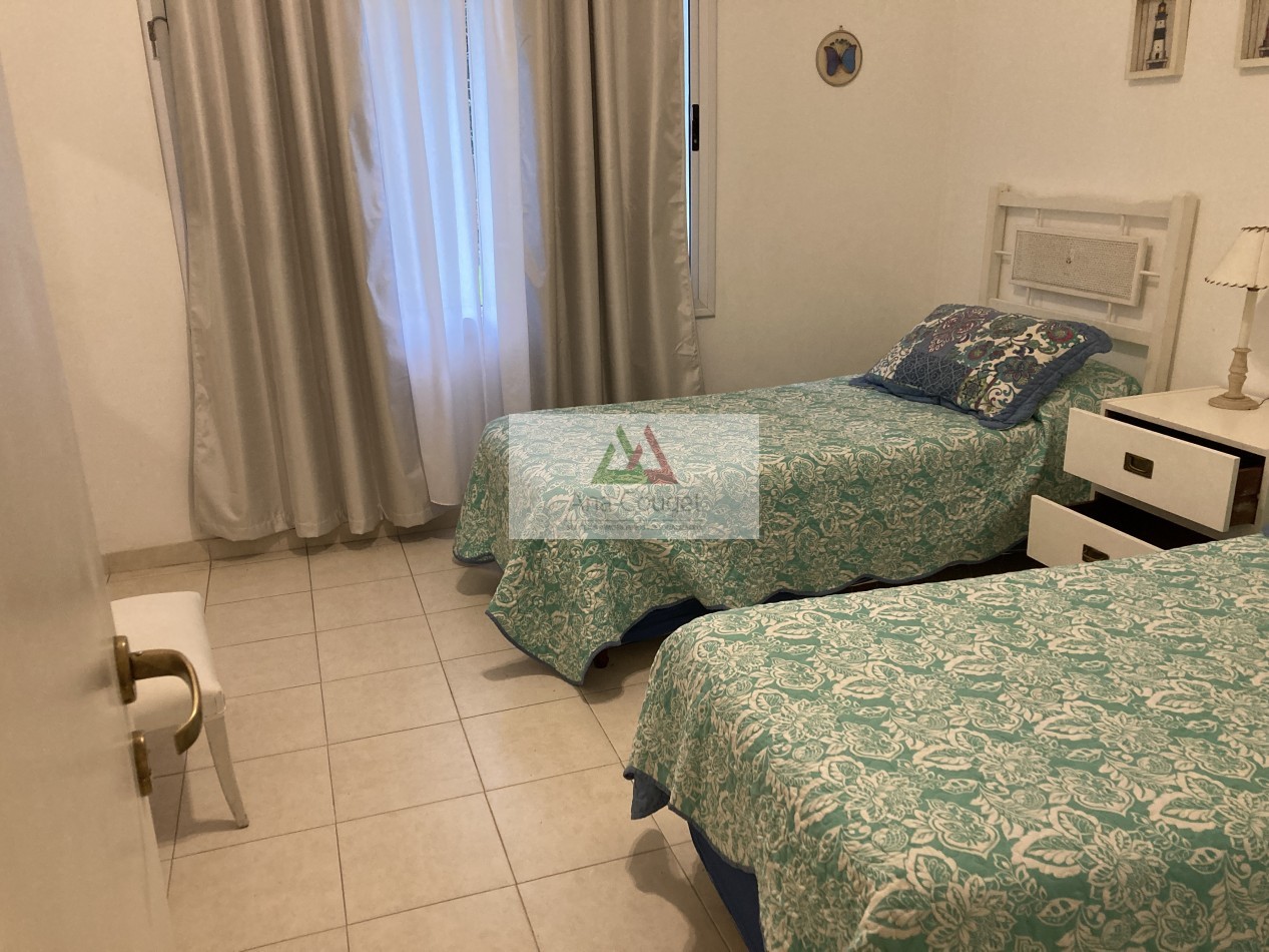 Excelente casa de 3 dormitorios, living comedor con hogar, parrilla.