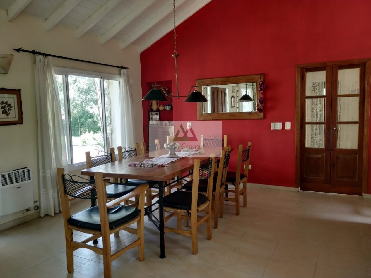Excelente casa de 3 dormitorios, living comedor con hogar, parrilla.