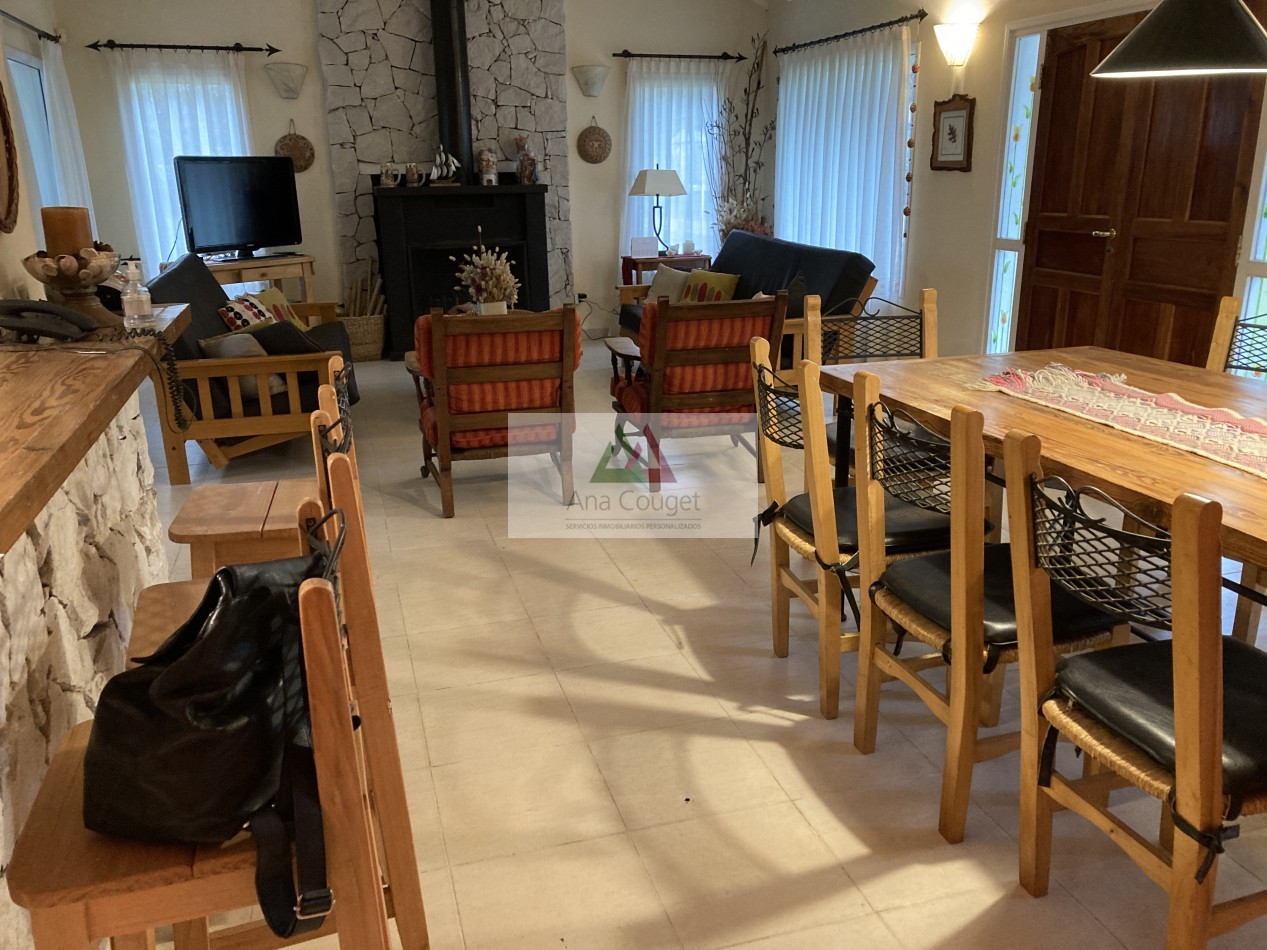 Excelente casa de 3 dormitorios, living comedor con hogar, parrilla.