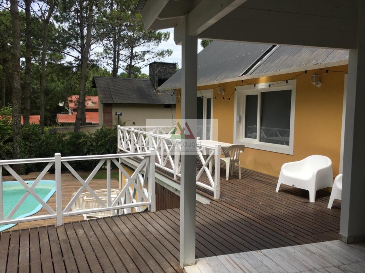 Lindisima casa con pileta en magnifico entorno de bosque