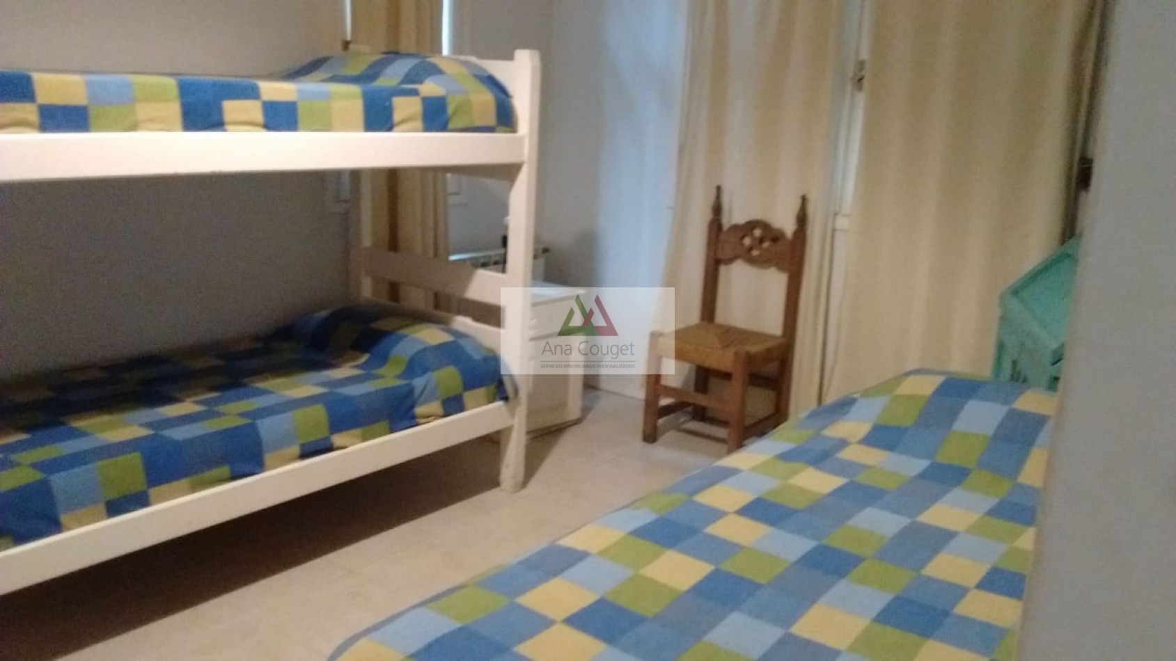 Lindisima casa en Carilo en esplendido entorno de bosque con capacidad para 10 personas