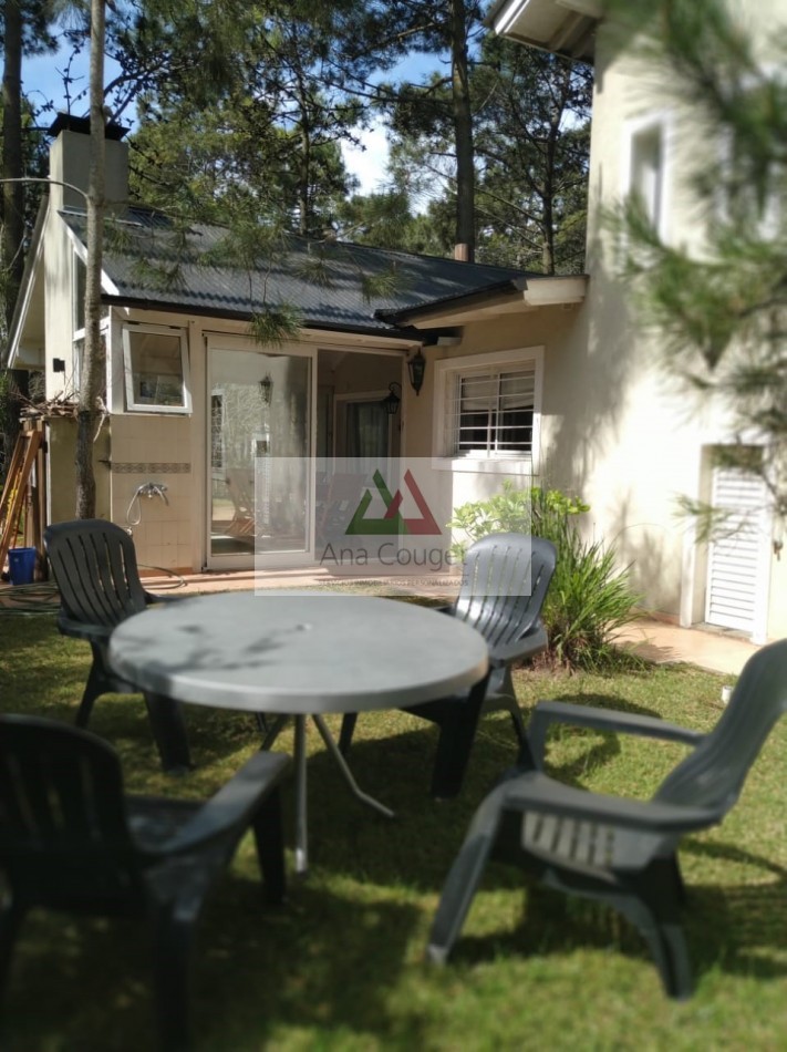 Excelente casa de 3 dormitorios, living comedor con hogar, parrilla.