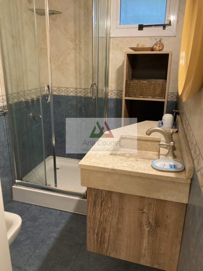 Excelente casa de 3 dormitorios, living comedor con hogar, parrilla.