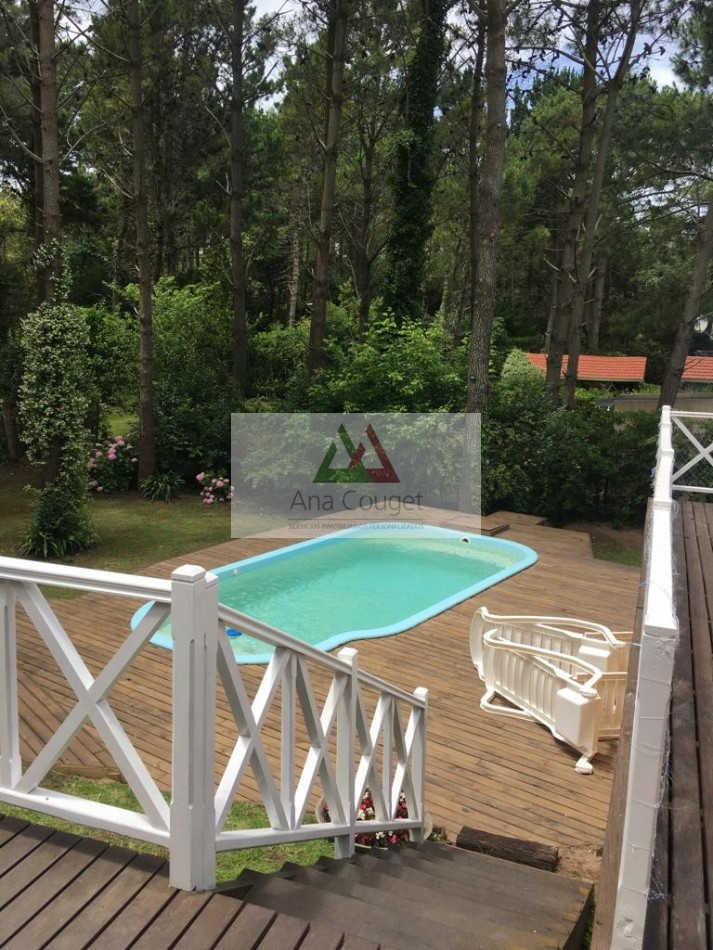 Lindisima casa con pileta en magnifico entorno de bosque