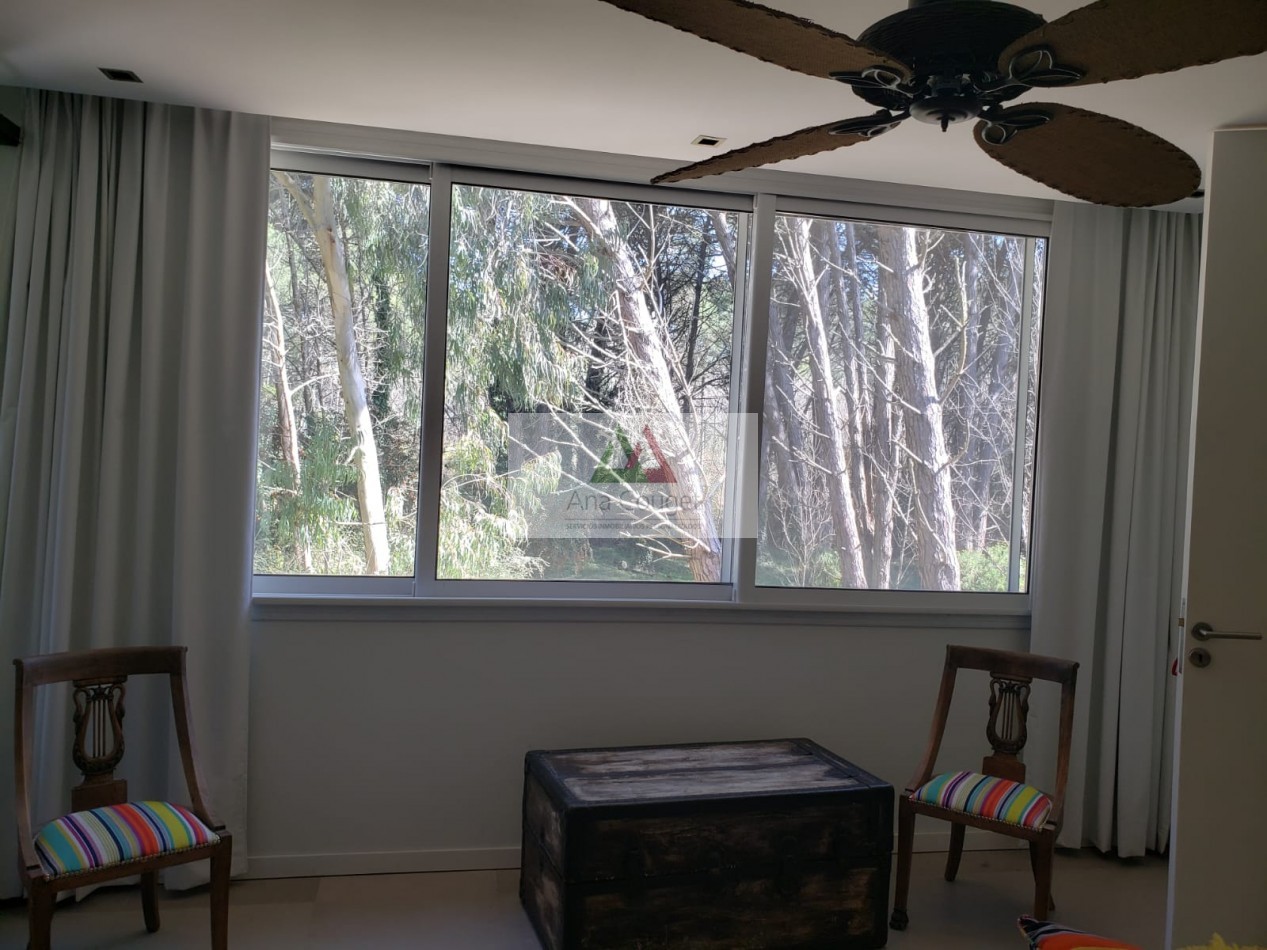 Lindisima casa en Carilo en esplendido entorno de bosque con capacidad para 10 personas