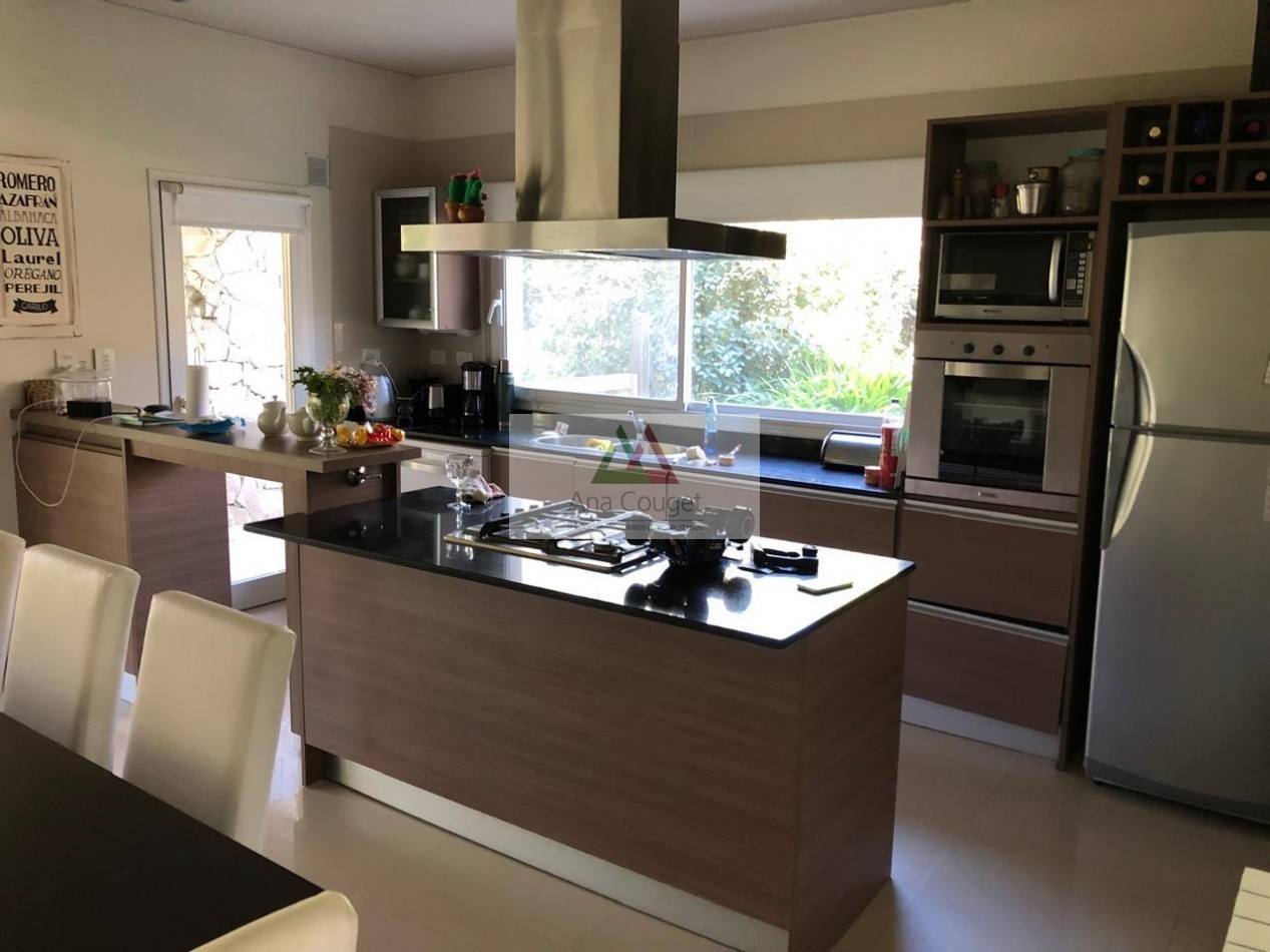 Impecable casa en Carilo, lista para entrar!