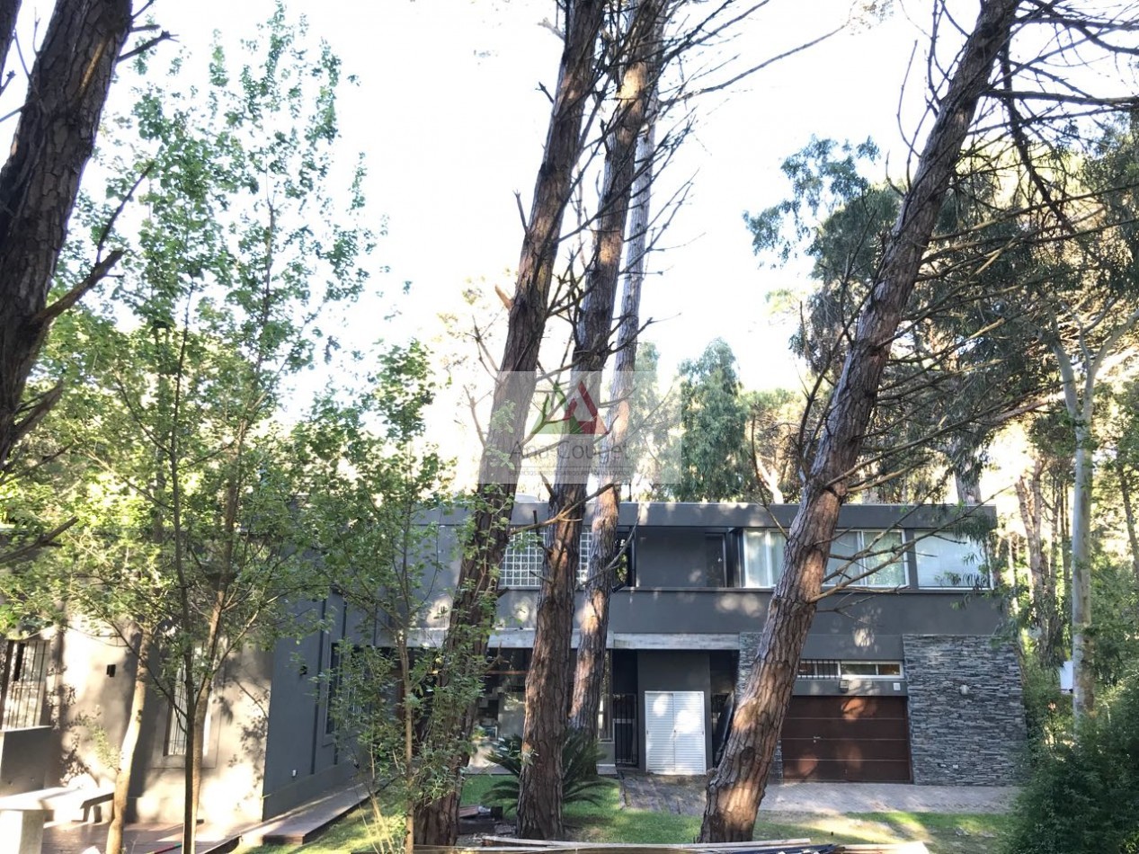 Lindisima casa en Carilo en esplendido entorno de bosque con capacidad para 10 personas