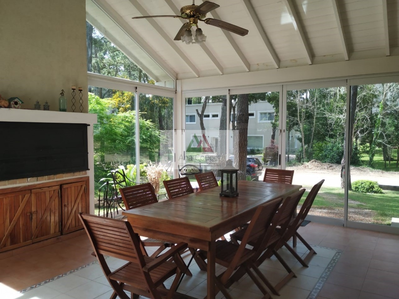 Excelente casa de 3 dormitorios, living comedor con hogar, parrilla.
