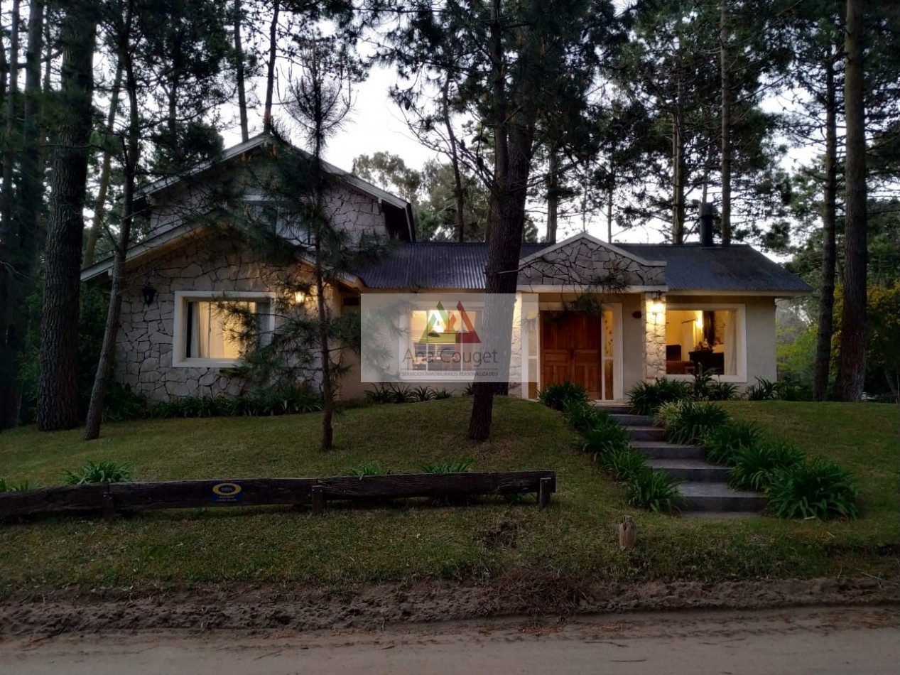 Excelente casa de 3 dormitorios, living comedor con hogar, parrilla.