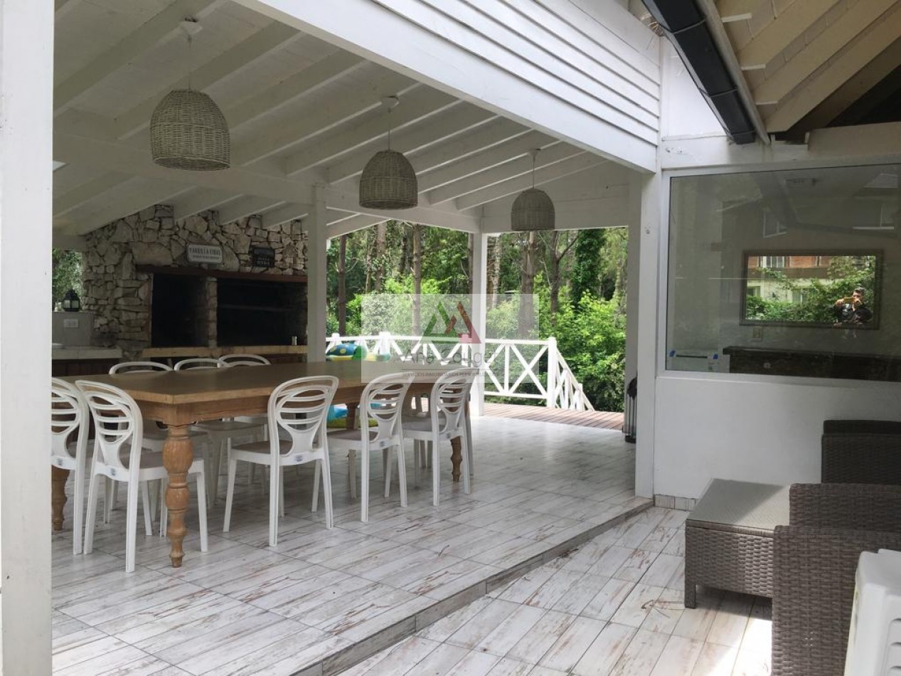 Lindisima casa con pileta en magnifico entorno de bosque