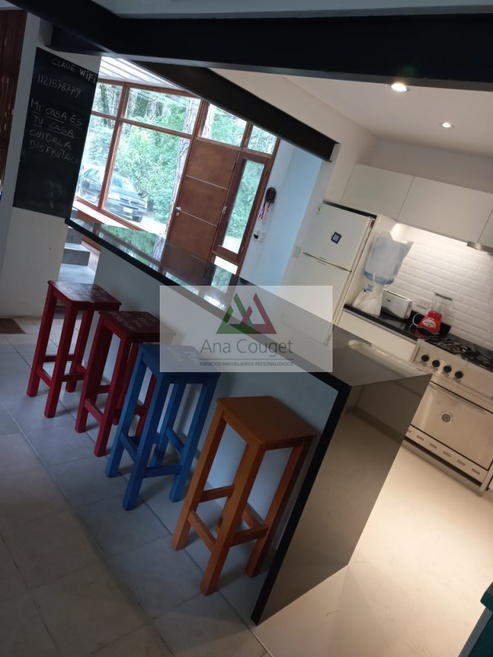 Lindisima casa en Carilo en esplendido entorno de bosque con capacidad para 10 personas