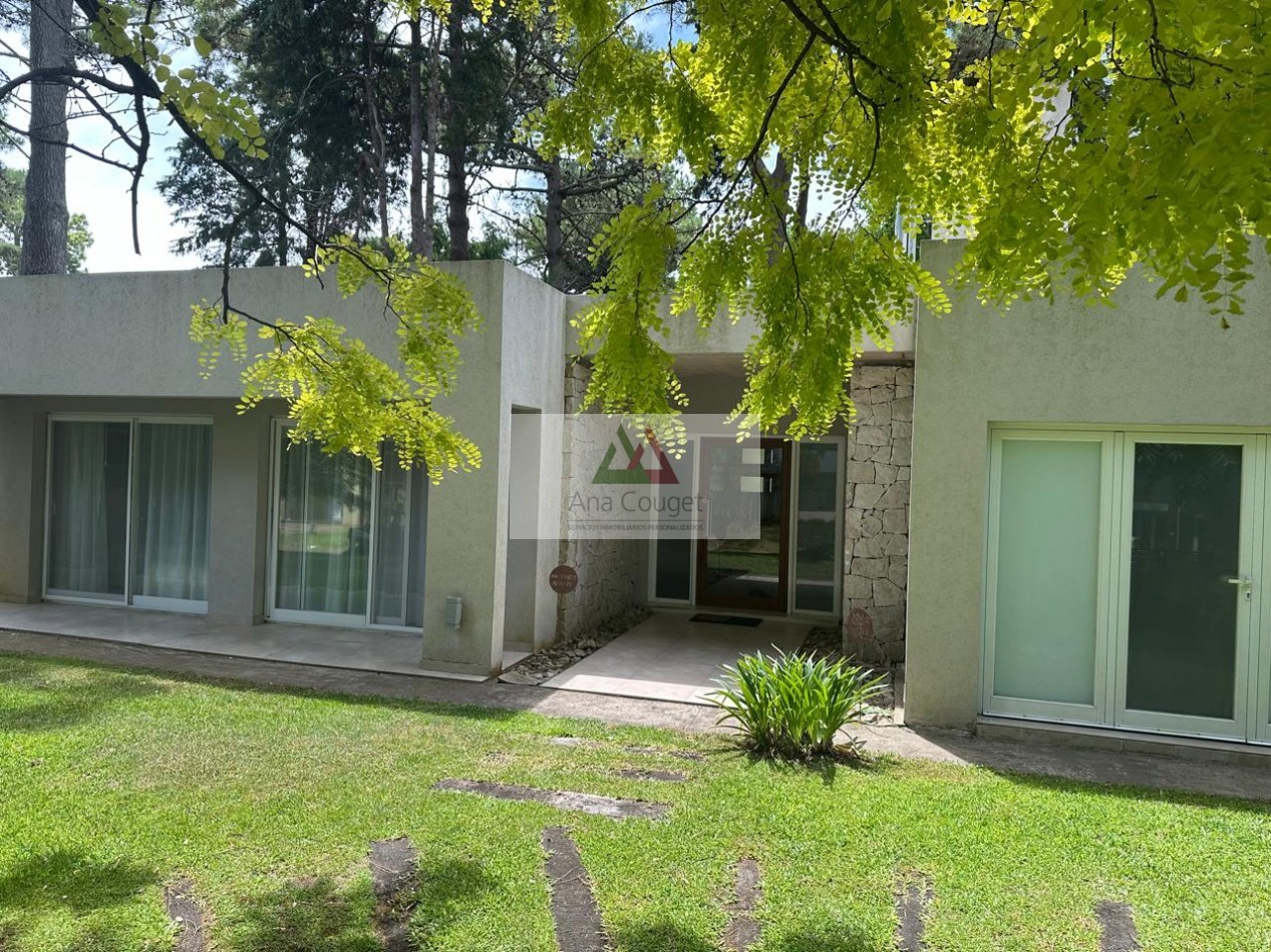 Impecable casa en Carilo, lista para entrar!