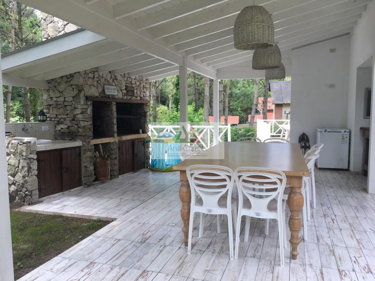 Lindisima casa con pileta en magnifico entorno de bosque