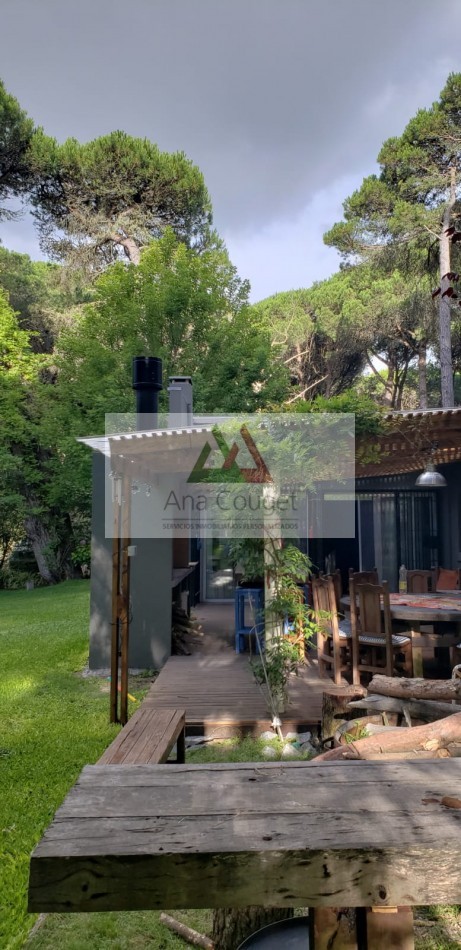 Lindisima casa en Carilo en esplendido entorno de bosque con capacidad para 10 personas