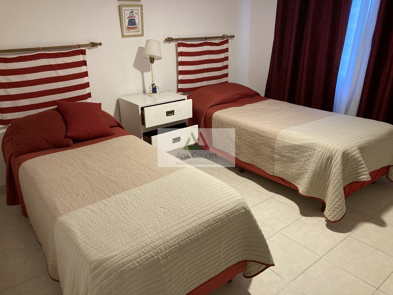 Excelente casa de 3 dormitorios, living comedor con hogar, parrilla.