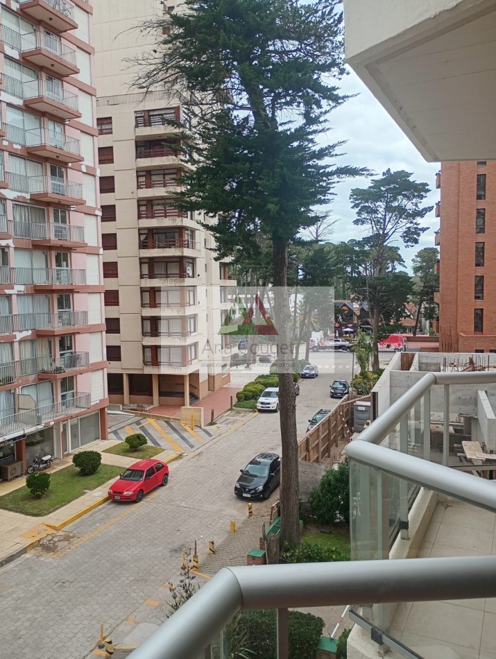 Departamento de 3 ambientes con cochera a 4 cuadras del mar en Pinamar Centro