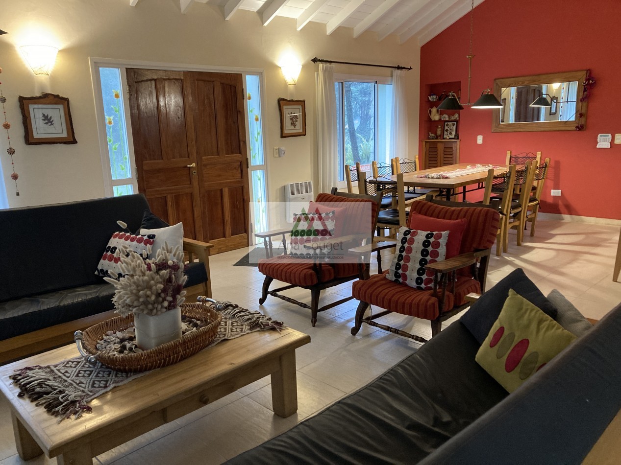 Excelente casa de 3 dormitorios, living comedor con hogar, parrilla.