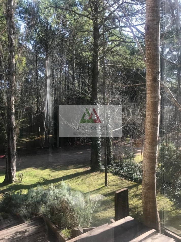 Lindisima casa con pileta en el bosque de Carilo.