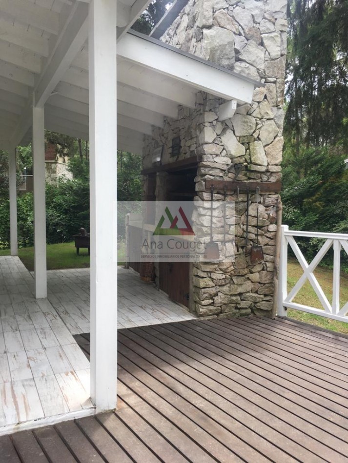 Lindisima casa con pileta en magnifico entorno de bosque