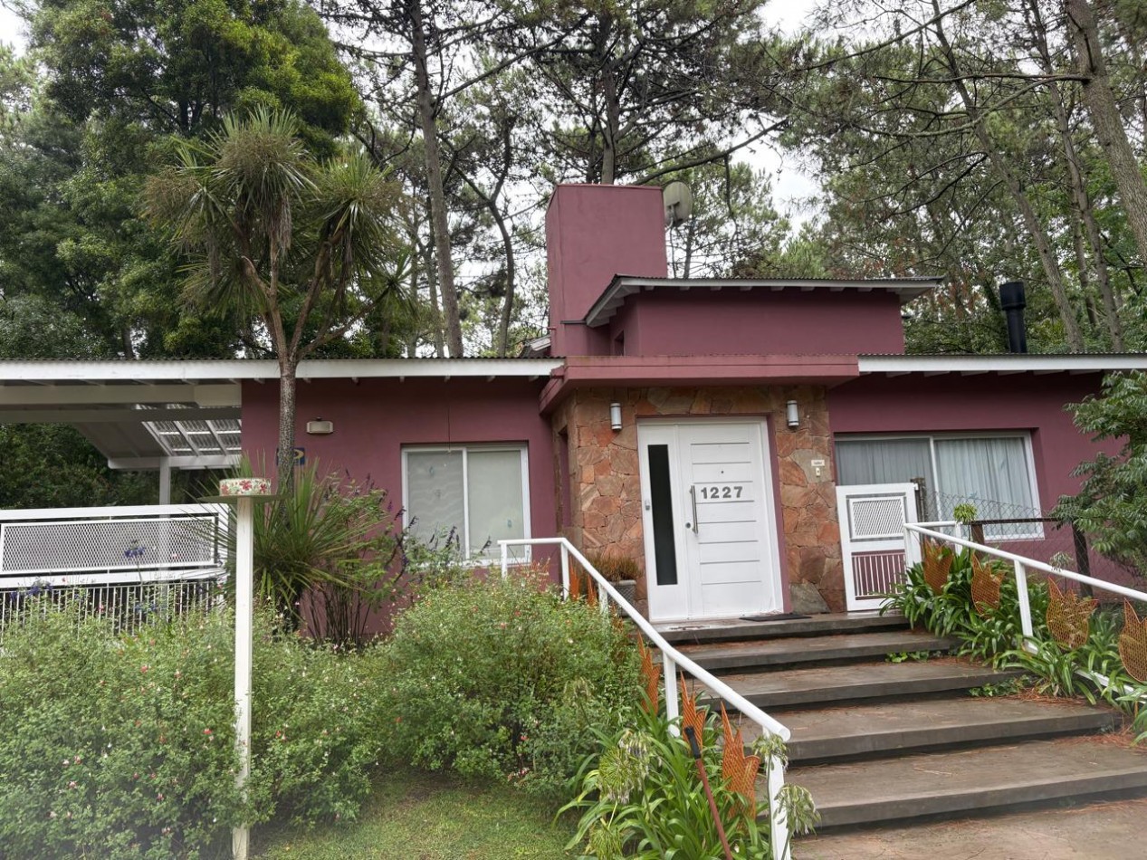 Maravillosa casa rodeada de bosque cerca del golf. 