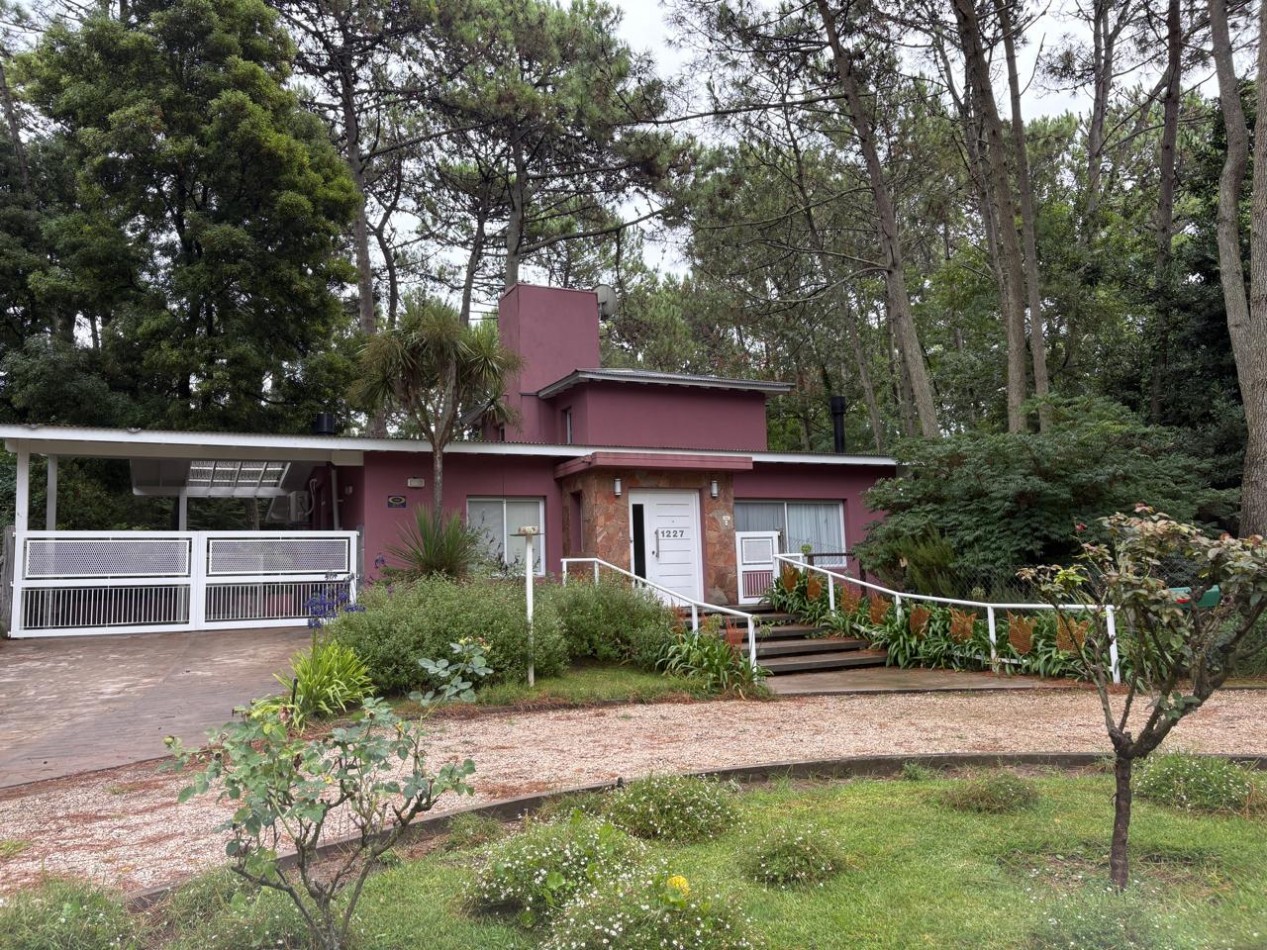 Maravillosa casa rodeada de bosque cerca del golf. 