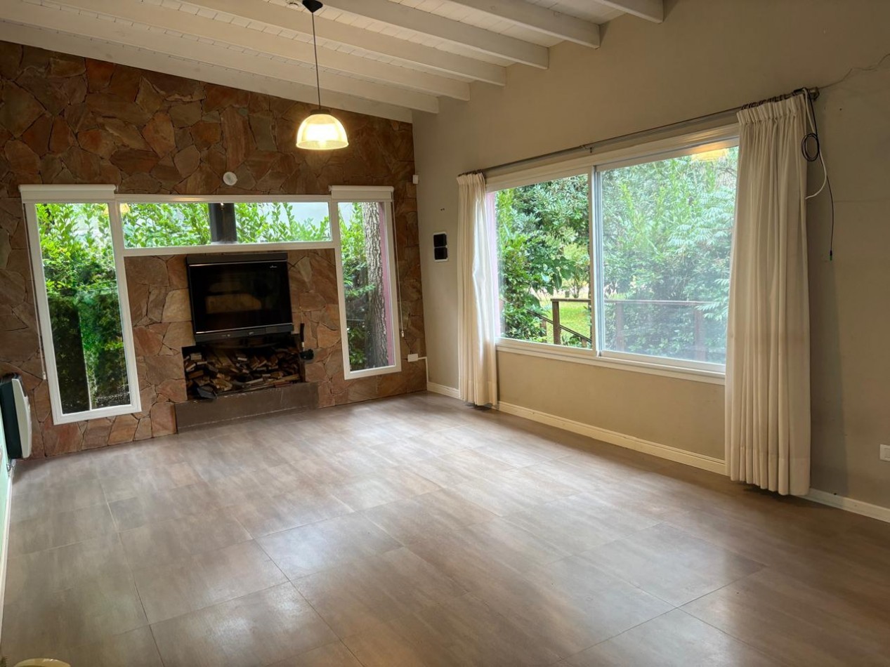 Maravillosa casa rodeada de bosque cerca del golf. 