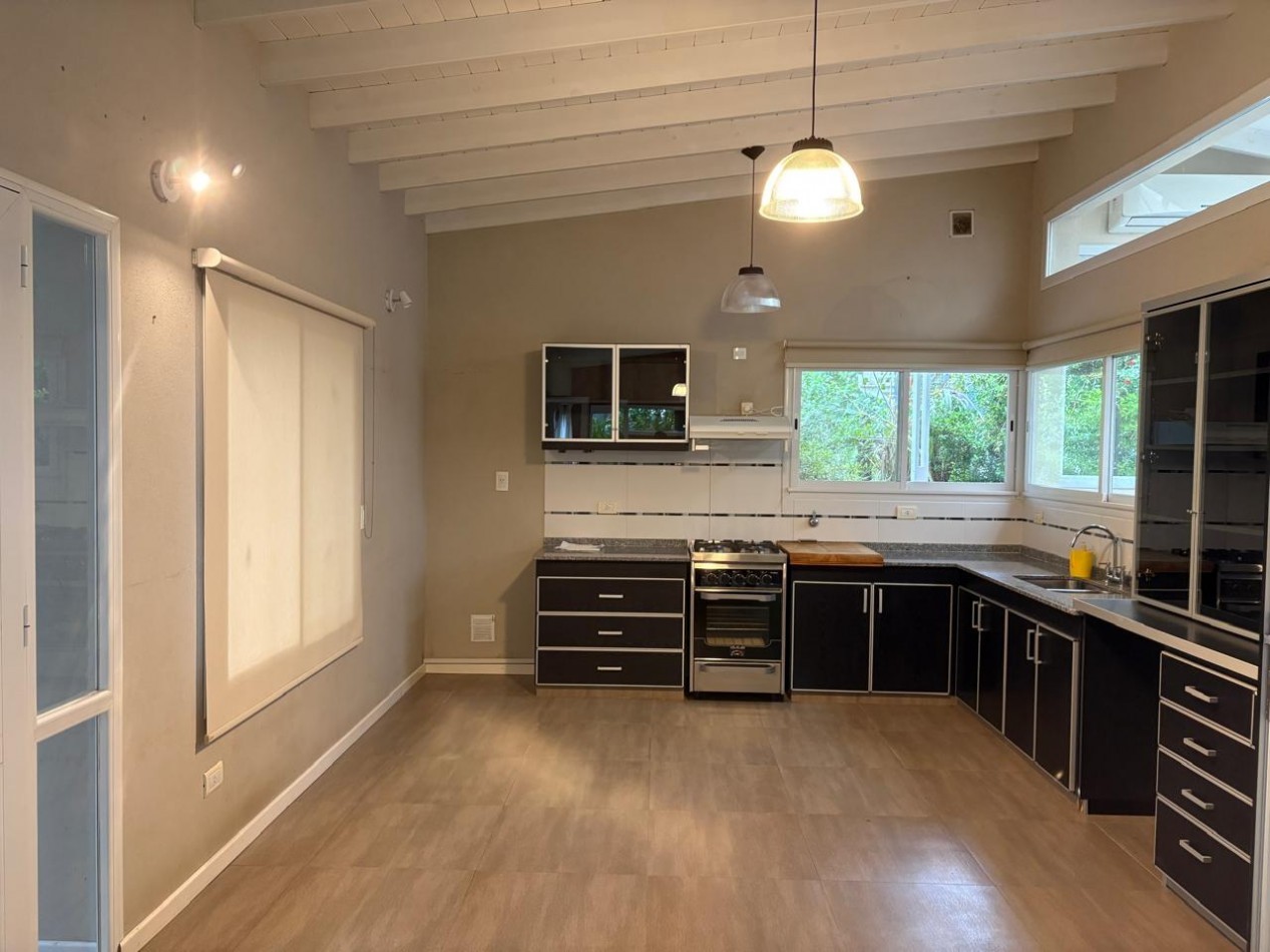 Maravillosa casa rodeada de bosque cerca del golf. 