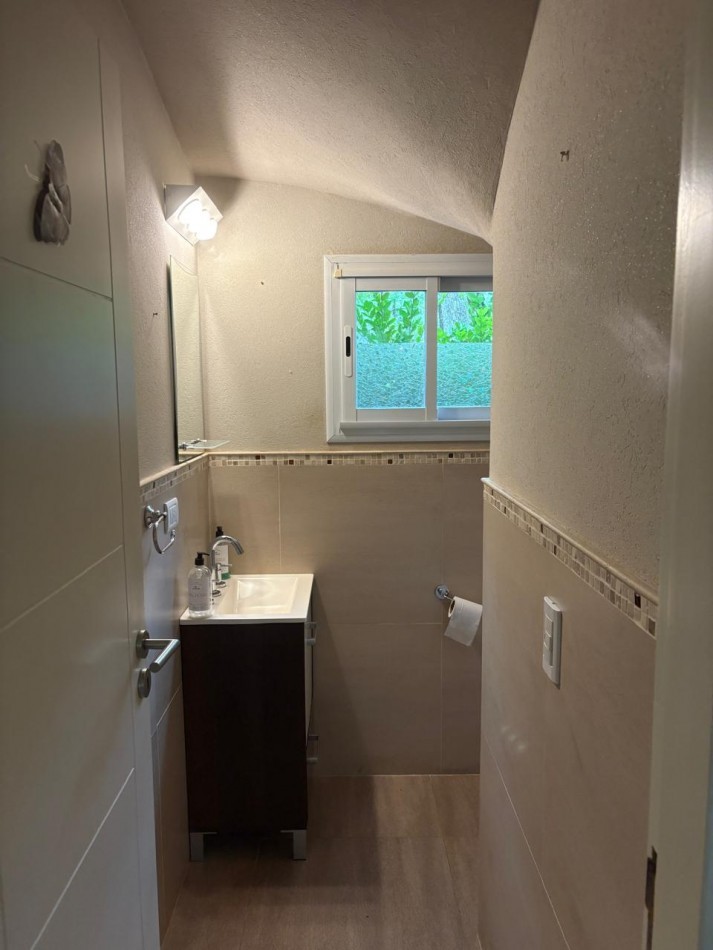 Maravillosa casa rodeada de bosque cerca del golf. 