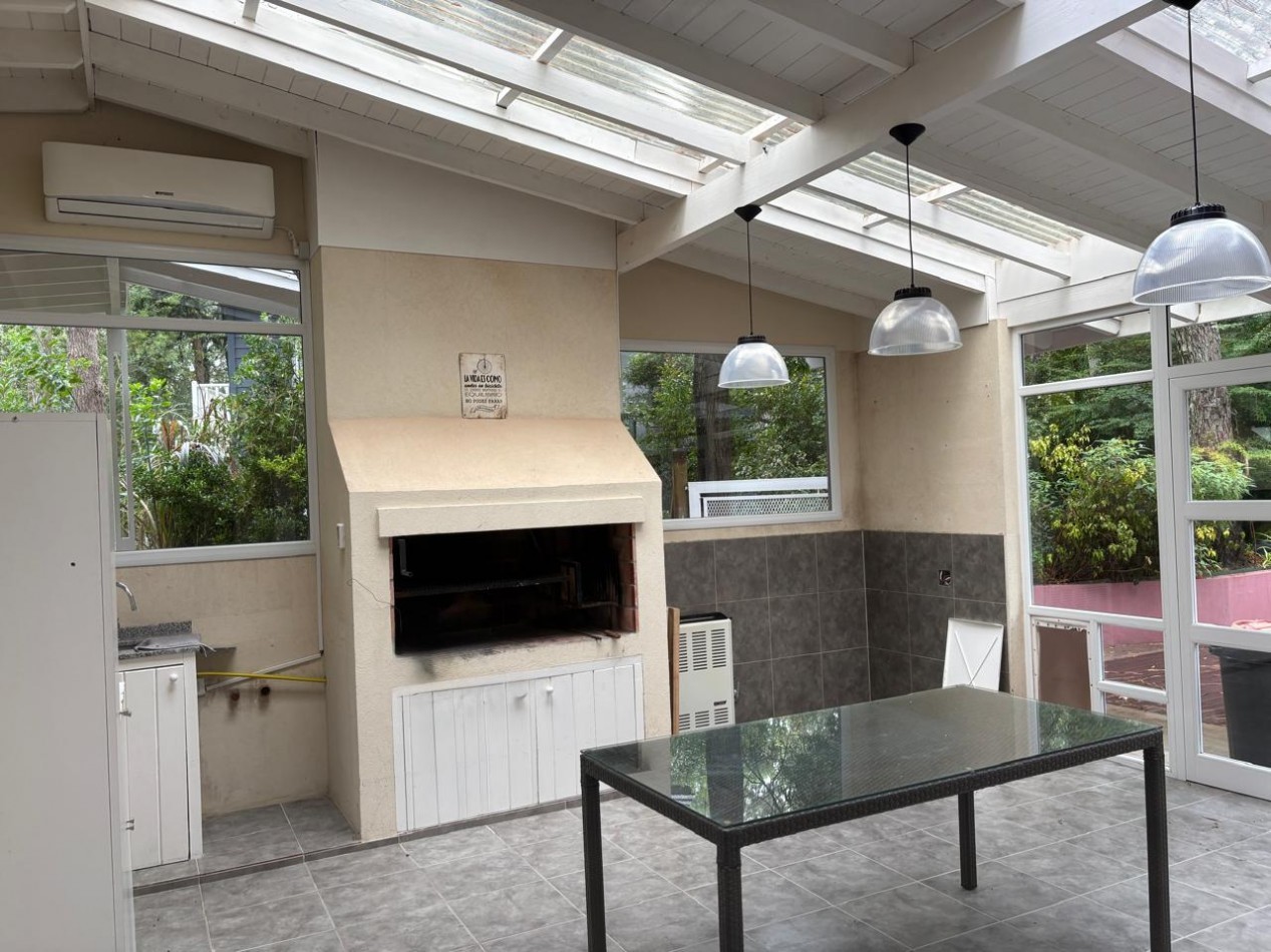 Maravillosa casa rodeada de bosque cerca del golf. 