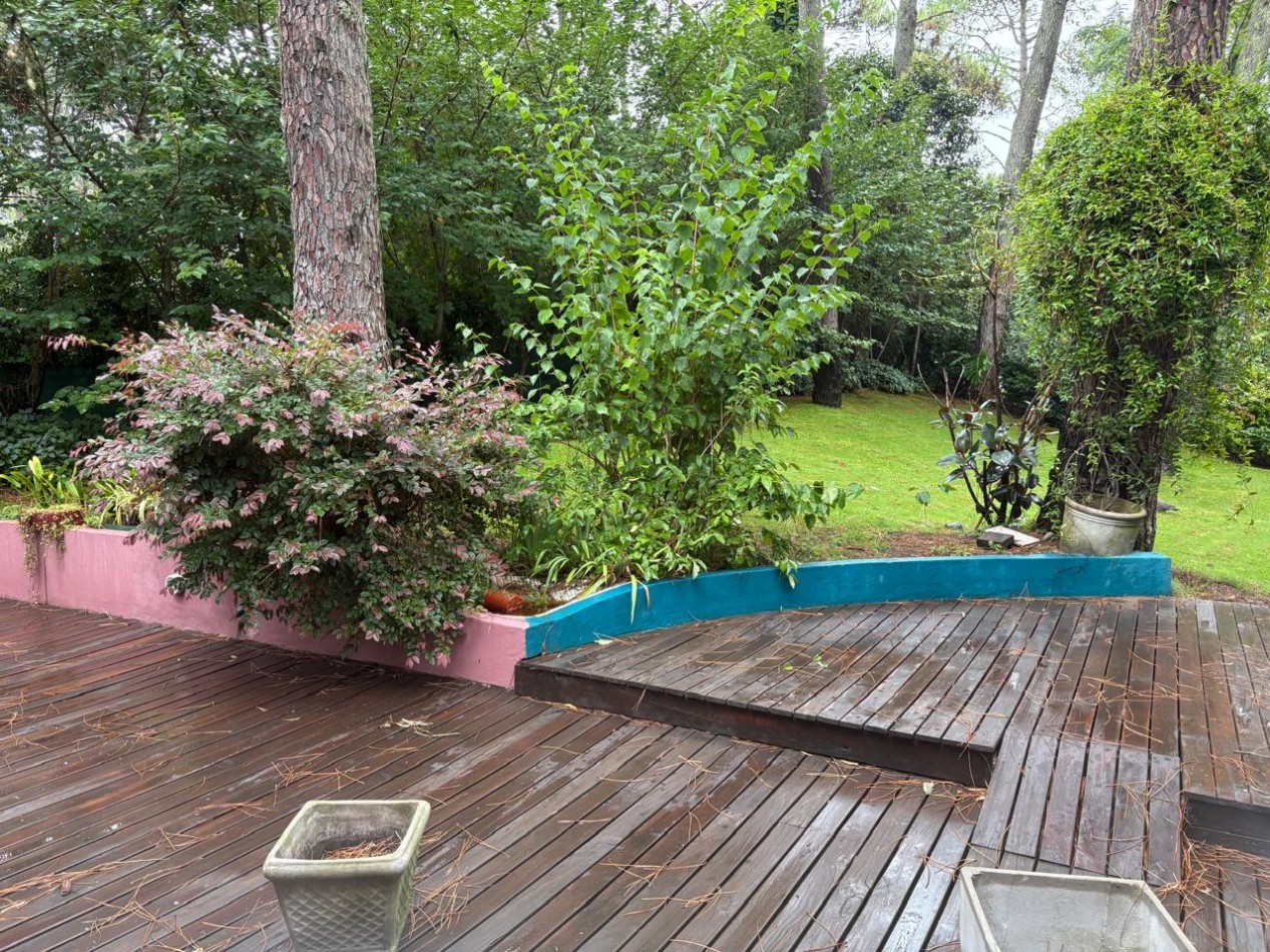 Maravillosa casa rodeada de bosque cerca del golf. 