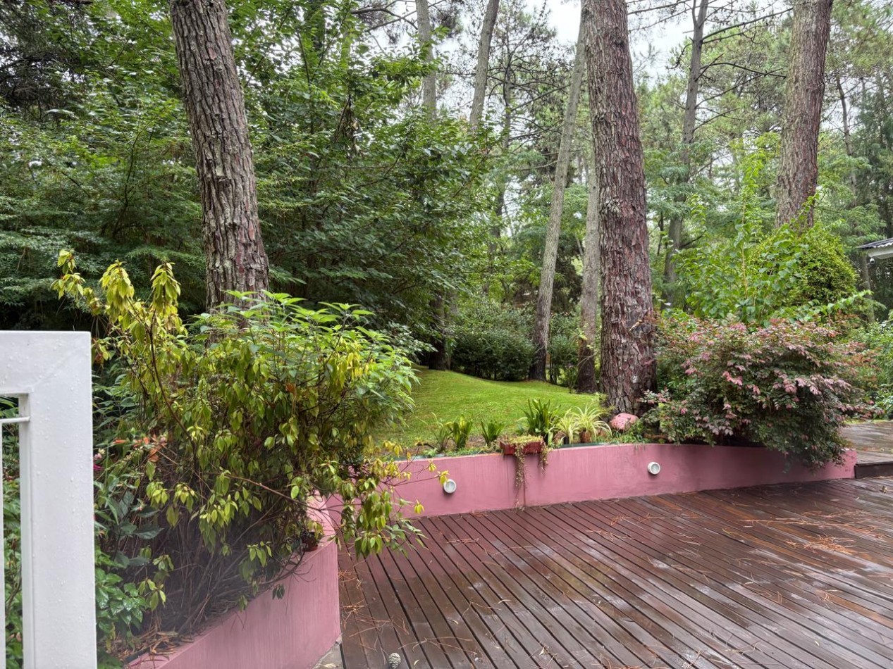 Maravillosa casa rodeada de bosque cerca del golf. 