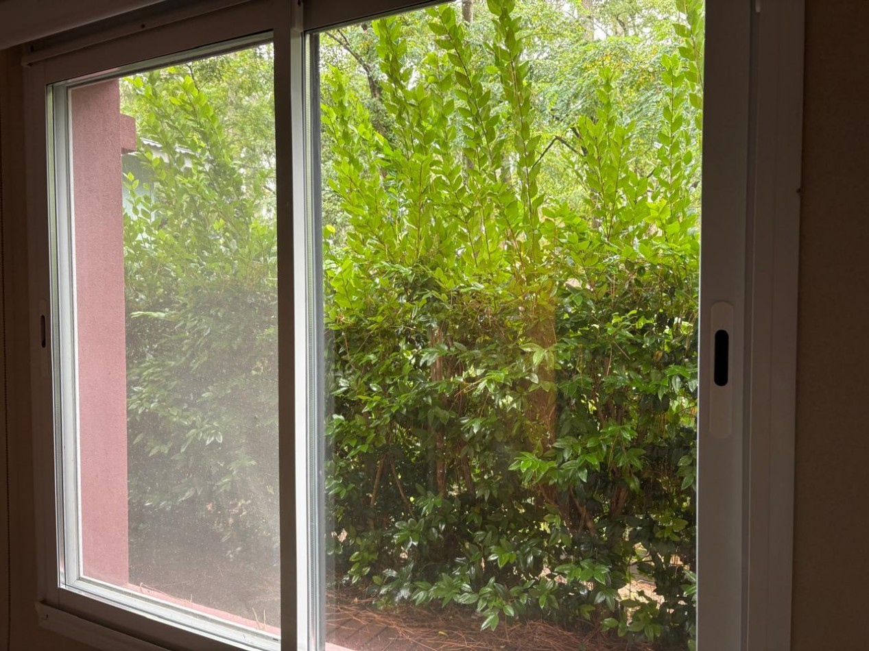 Maravillosa casa rodeada de bosque cerca del golf. 