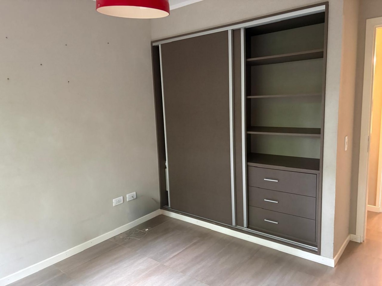 Maravillosa casa rodeada de bosque cerca del golf. 