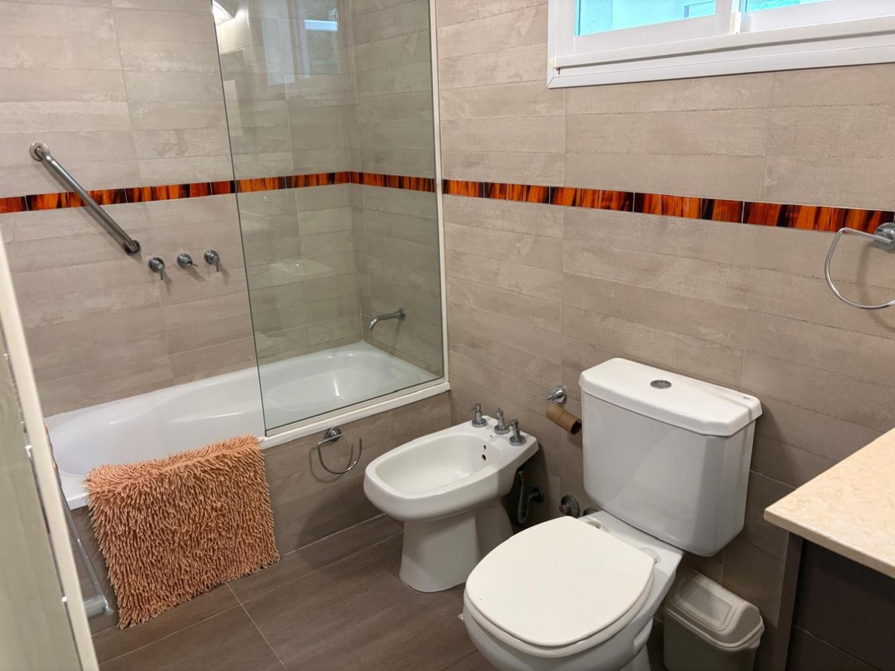 Maravillosa casa rodeada de bosque cerca del golf. 