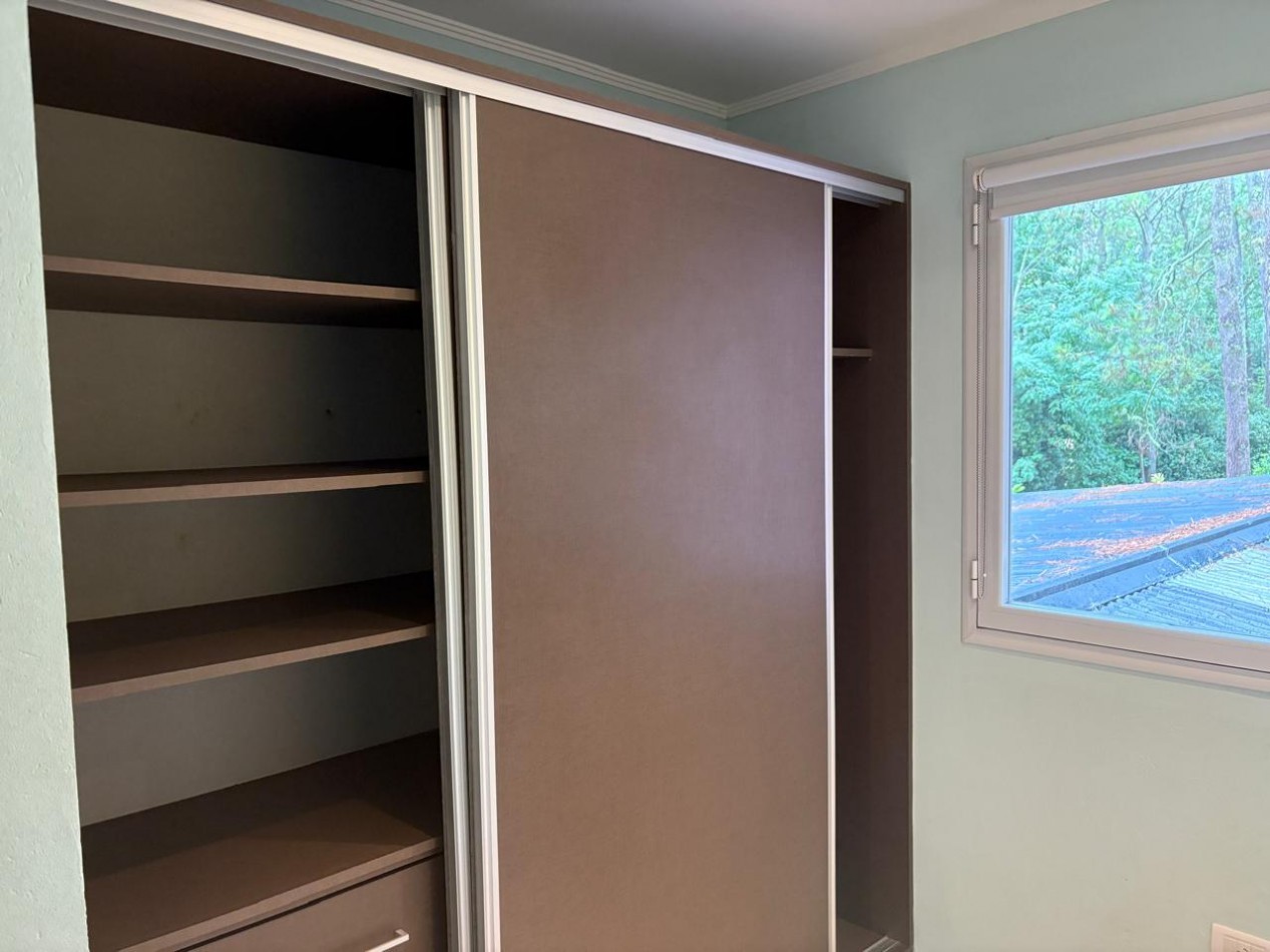 Maravillosa casa rodeada de bosque cerca del golf. 